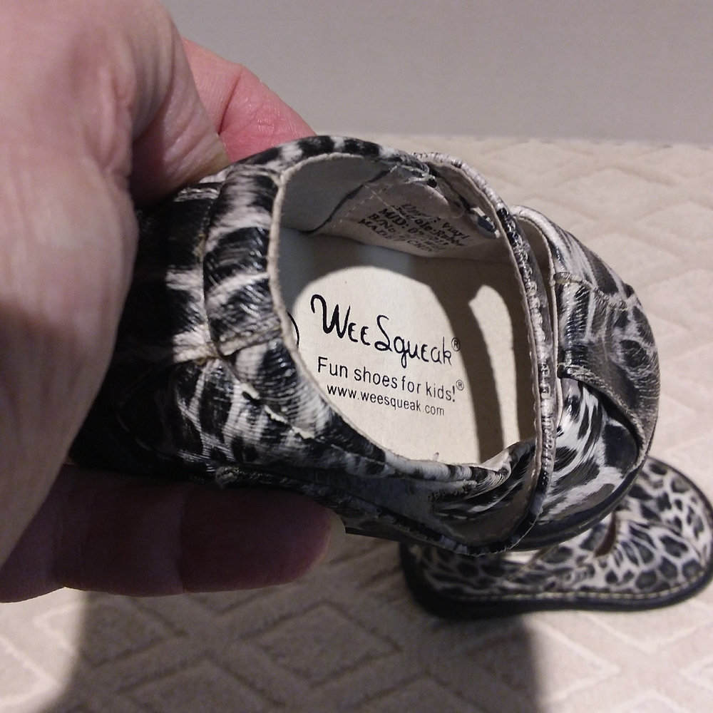 - Cute leopard pattern shoes - Picture 3 of 5